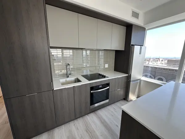 395 Square One DR #3908, Mississauga, ON L5B 0P6