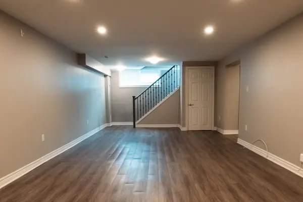 8 Salmond CT #Lower, Hamilton, ON L8T 2J7