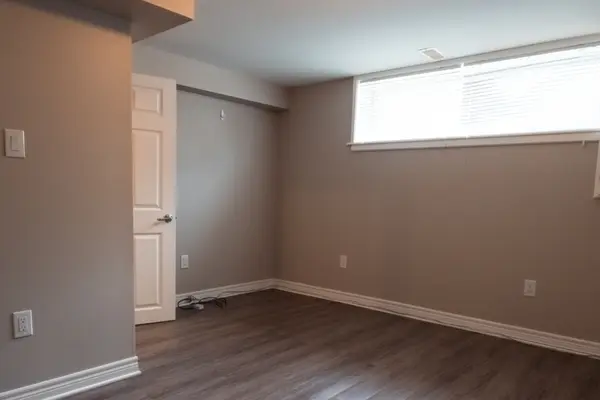 8 Salmond CT #Lower, Hamilton, ON L8T 2J7