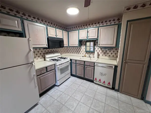 38984 Golfview DR W, Clinton Charter Township, MI 48038