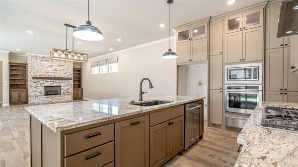 2407 Vineyard Drive, Granbury, TX 76048