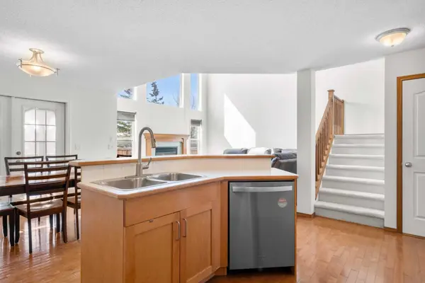 77 Cougarstone CIR SW, Calgary, AB T3H 4W3