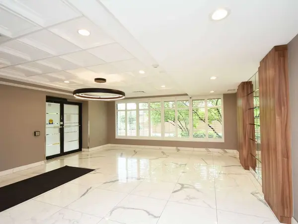 155 Hillcrest AVE #406, Mississauga, ON L5B 3Z2