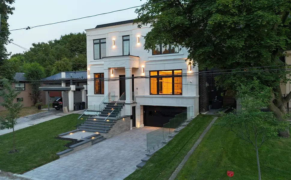 215 Northwood DR, Toronto C14, ON M2M 2K5