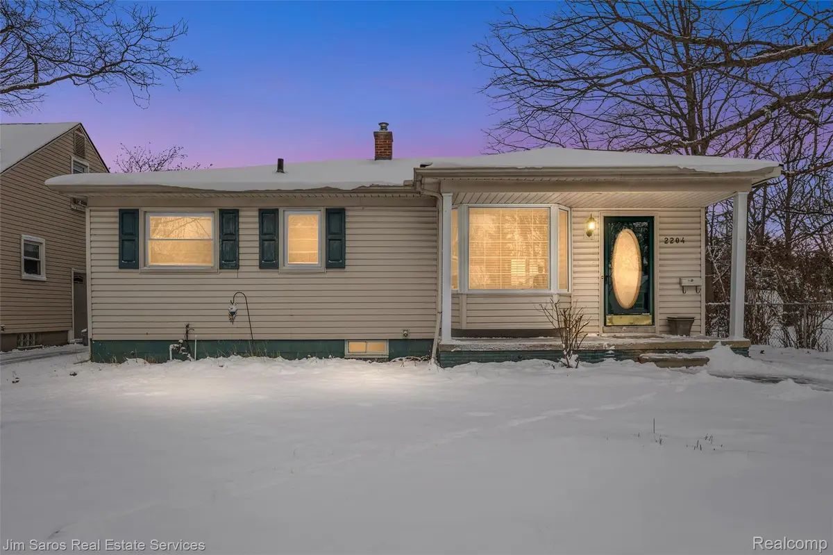 2204 Roslyn RD, Grosse Pointe Woods, MI 48236