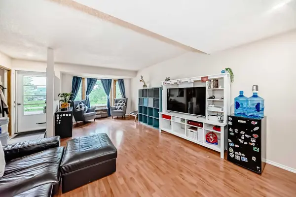 110 Edgeburn CRES NW, Calgary, AB T3A 4K3