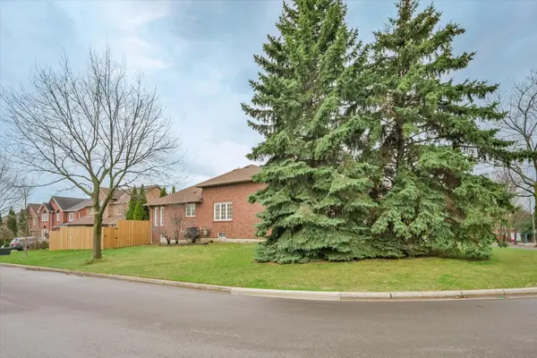 33 EMMETT PL, Whitby, ON L1R 2B4