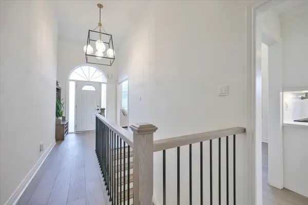 33 EMMETT PL, Whitby, ON L1R 2B4