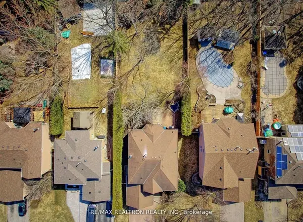 236 Mccaffrey RD, Newmarket, ON L3X 1J3