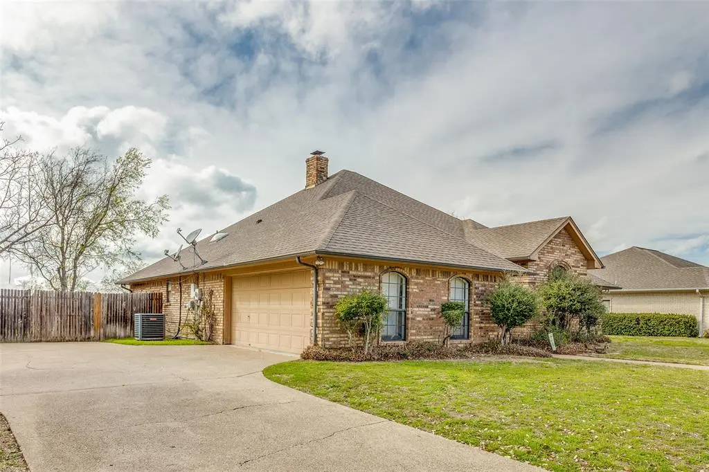 329 Sexton Lane, Benbrook, TX 76126