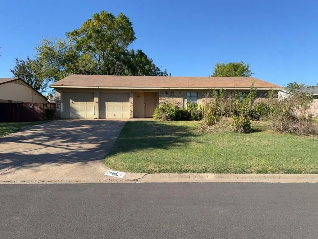 1613 Edge Hill Road, Benbrook, TX 76126