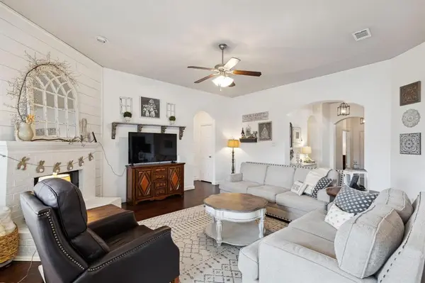 525 Braewick Drive, Fort Worth, TX 76131