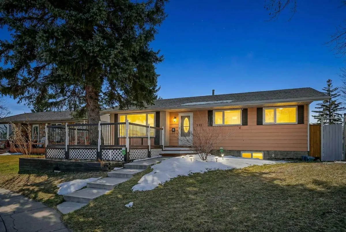255 Penmeadows Close SE, Calgary, AB T2A 3S1
