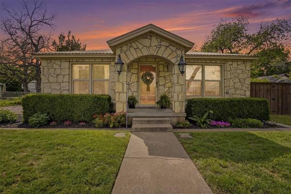 309 N Travis Street, Granbury, TX 76048