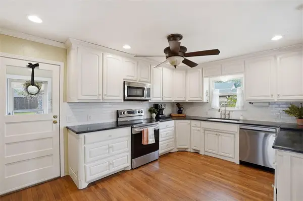 309 N Travis Street, Granbury, TX 76048