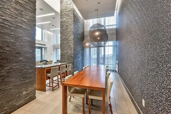 360 Square One DR #2112, Mississauga, ON L5B 0G7