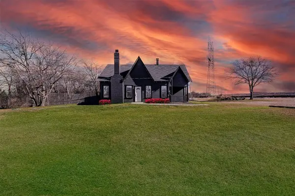 801 S Hampton Road, Crowley, TX 76036