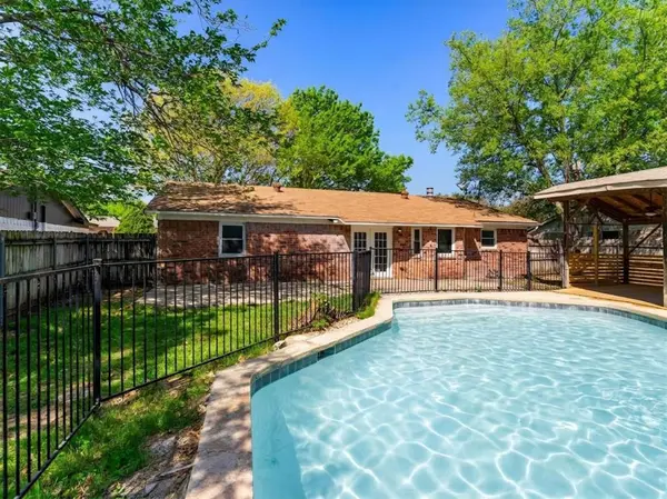 6620 Bernadine Drive, Watauga, TX 76148