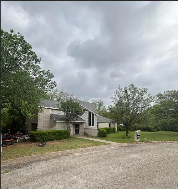 6 Creekwood Trail, Bowie, TX 76230