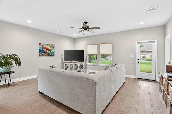 1311 E Apache Trail, Granbury, TX 76048