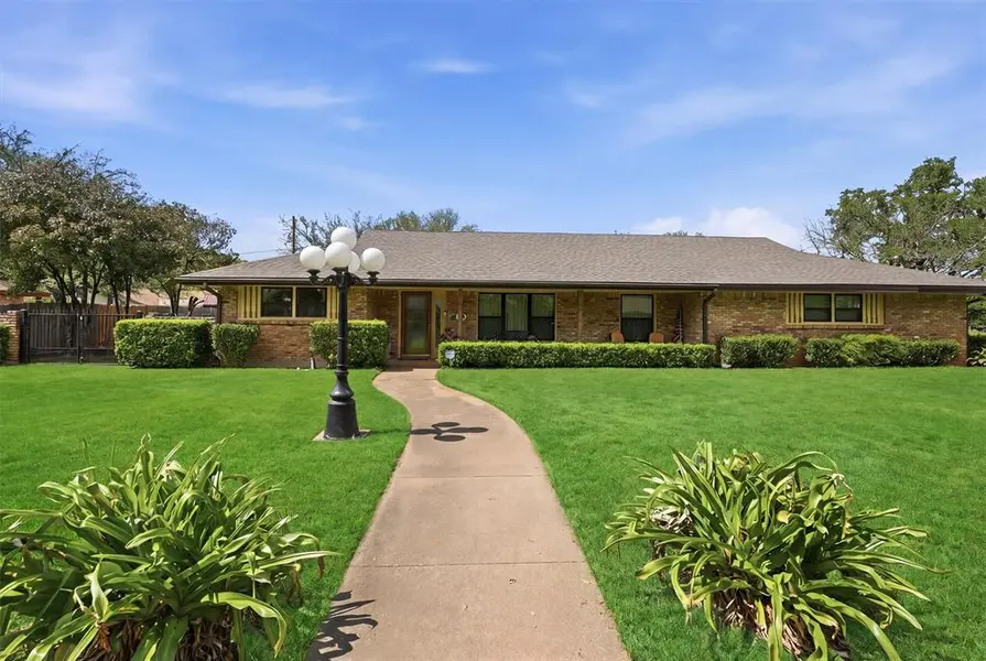 1226 Crestwood Drive, Cleburne, TX 76033