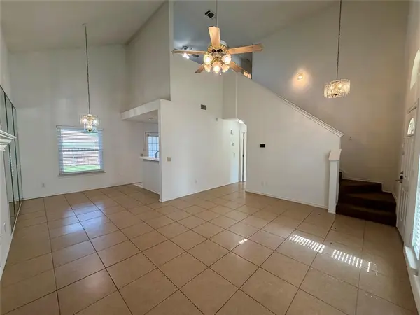 805 Hillbrooke Drive, Arlington, TX 76001