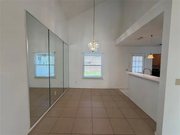 805 Hillbrooke Drive, Arlington, TX 76001