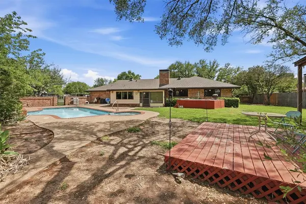 1226 Crestwood Drive, Cleburne, TX 76033