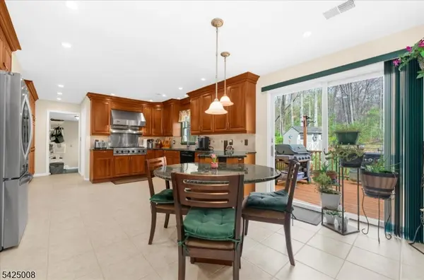 6 Camila Dr, Franklin Twp., NJ 08867