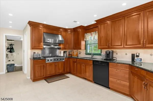 6 Camila Dr, Franklin Twp., NJ 08867