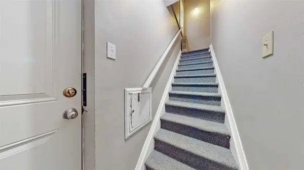 255 Lakeshore RD E #A, Mississauga, ON L5G 1G8