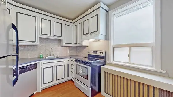 255 Lakeshore RD E #A, Mississauga, ON L5G 1G8