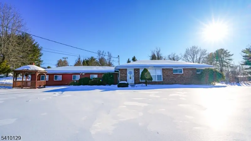 2 Center St, Holland Twp., NJ 08848