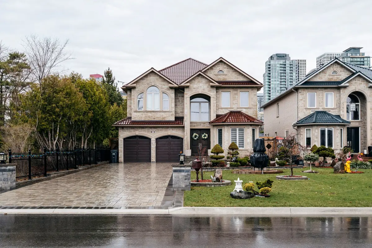 99 Fairview RD W, Mississauga, ON L5B 1K7