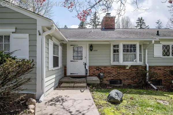 1895 West Bend DR, Bloomfield Charter Township, MI 48302