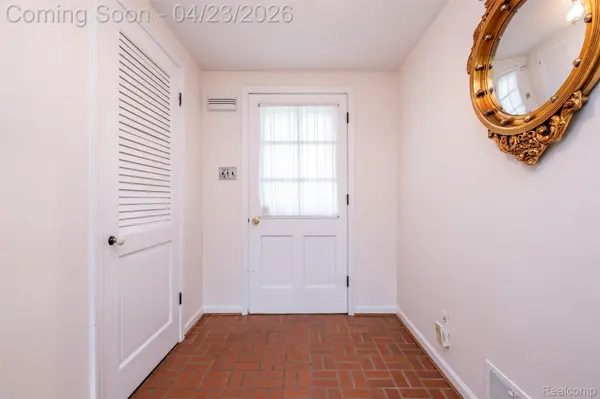 1895 West Bend DR, Bloomfield Charter Township, MI 48302