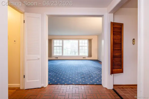 1895 West Bend DR, Bloomfield Charter Township, MI 48302