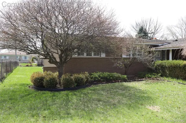 11114 Greendale DR, Sterling Heights, MI 48312