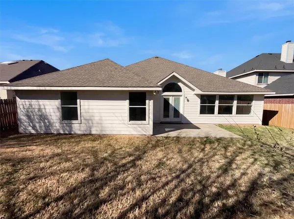 8329 Cedarcrest Lane, Fort Worth, TX 76123