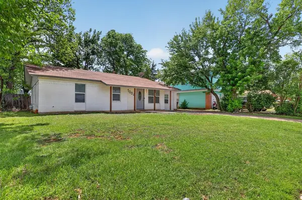 1004 Woodbrook Street, Arlington, TX 76011
