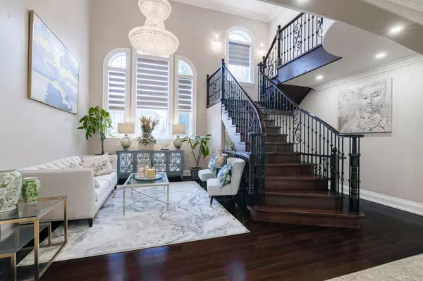 99 Fairview RD W, Mississauga, ON L5B 1K7