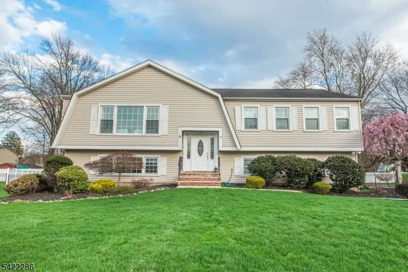 8 Cypress Ct, Fairfield Twp., NJ 07004