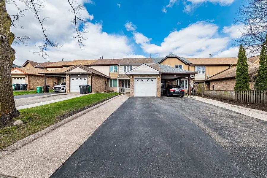34 Berkshire SQ, Brampton, ON L6Z 1N4