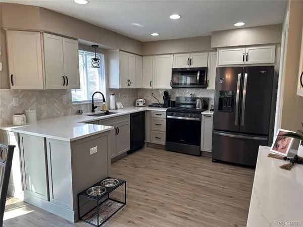 12942 Ray DR, Warren, MI 48088