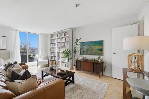 1071 Woodbine AVE #306, Toronto E03, ON M4C 4C2