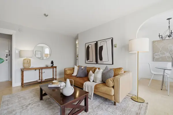 1071 Woodbine AVE #306, Toronto E03, ON M4C 4C2