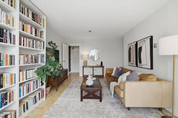 1071 Woodbine AVE #306, Toronto E03, ON M4C 4C2