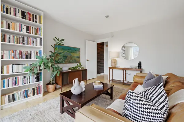 1071 Woodbine AVE #306, Toronto E03, ON M4C 4C2