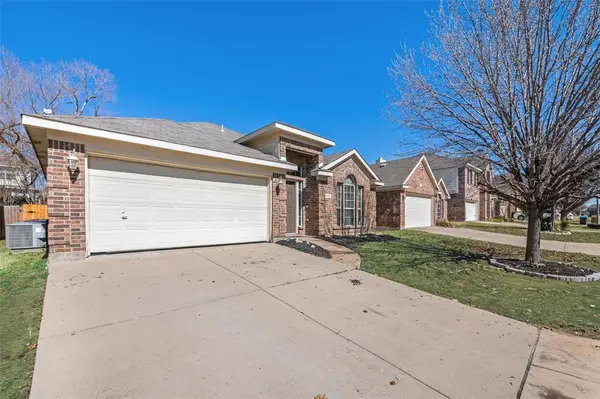 4828 Summer Oaks Lane, Fort Worth, TX 76123