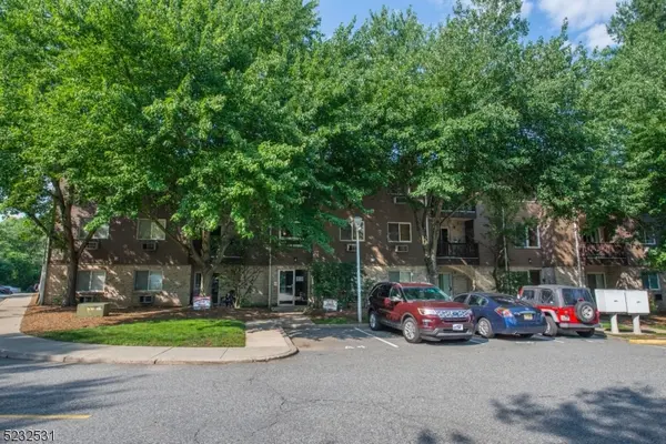 305 Federal Hill Rd, Pompton Lakes Boro, NJ 07442